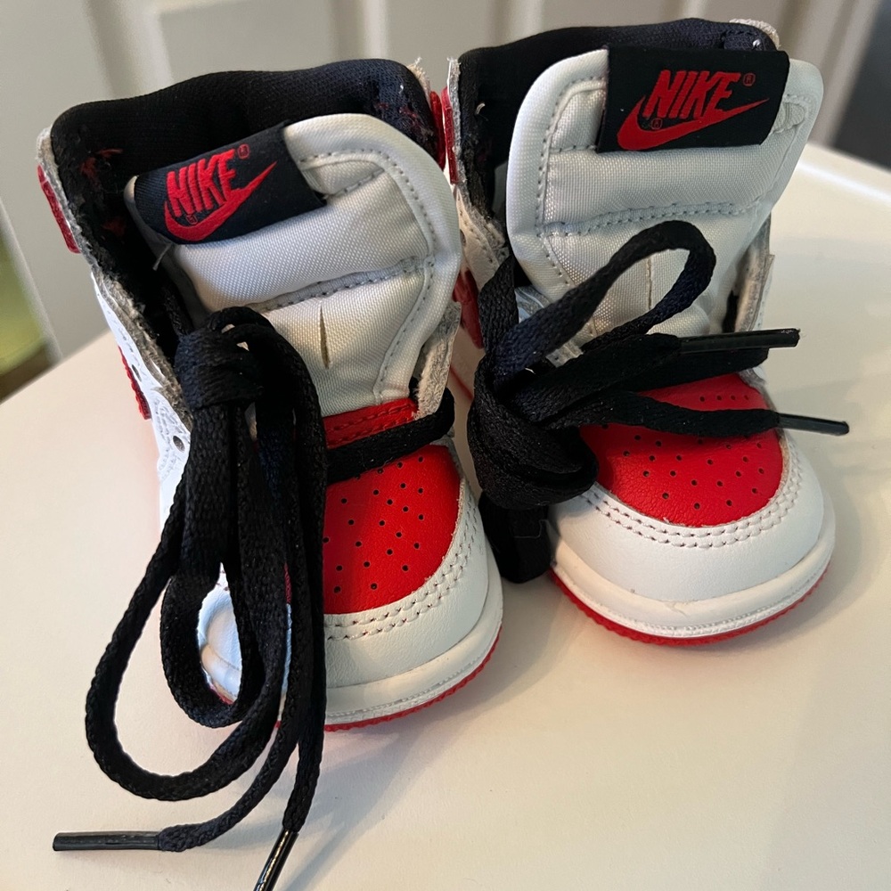 Nike Air Jordan 1 Retro High OG Red and White High-Top Sneakers - size 2c - Picture 3 of 6